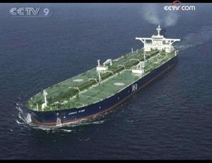 Somali pirates have hijacked a Saudi-owned oil supertanker off the Kenyan coast.(CCTV.com)