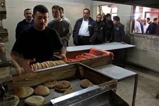 Palestinians queue to buy bread at a bakery in Gaza City, Sunday, Nov. 23, 2008.(AP Photo/Hatem Moussa)