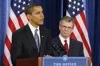 President-elect Barack Obama (L) introduces former Senate Majority Leader Tom Daschle (R) on Wednesday as Secretary of the Department of Health and Human Services during a news conference in Chicago, December 11, 2008.(Jeff Haynes/Reuters)