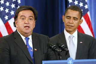U.S. President-elect Barack Obama listens as New Mexico Governor Bill Richardson (L) speaks after being introduced as nominee for commerce secretary during a news conference in Chicago December 3, 2008. (Xinhua/Reuters File Photo)