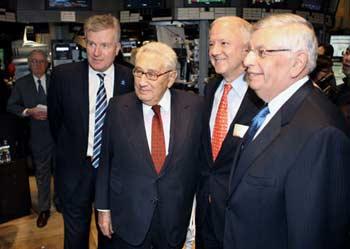 Stephen A. Orlins (R2), president of the United States National Committee on U.S.-China Relations (NCUSCR), Henry Kissinger (R3), former U.S. secretary of state, attend a ceremony marking the 30th anniversary of the establishment of diplomatic relations between the United States and China in the New York Stock Exchange (NYSE) in New York, the United States, Jan. 5, 2009. NYSE kicked off its trading session on Monday with the special ceremony. Orlins rang the market's Opening Bell.(Xinhua Photo)