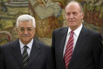 Spain's King Juan Carlos (R) and Palestinian President Mahmoud Abbas pose for the media during a private audience at Madrid's Zarzuela Palace January 8, 2009. REUTERS/Juan Medina