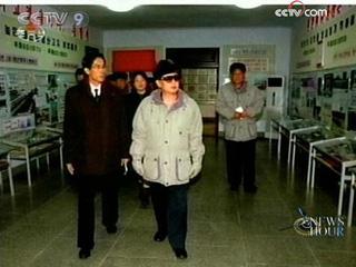 Kim visited the Pyongyang Silk Mill and the newly built Pyongyang Gum Factory.(CCTV.com)
