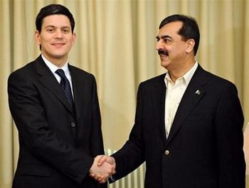 Pakistani Prime Minister Yousuf Raza Gilani (right) with British Foreign Secretary David Miliband in Islamabad on January 16, 2009. Miliband left Saturday after holding talks with Pakistan's army chief during a visit aimed at defusing tensions with India after the Mumbai attacks.(AFP/Aamir Qureshi)