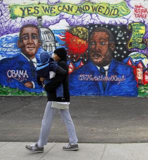 A woman walks past a mural of U.S. President-elect Barack Obama and Martin Luther King Jr. in Washington January 19, 2009.(Xinhua/Reuters Photo)
