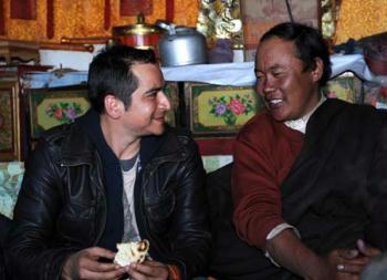 Herdsman Nuri (R) of the Tibetan ethnic group talks with Briton Fredi at home at Jiaga Village in Damxung County, southwest China's Tibet Autonomous Region, Nov. 12, 2008. The People's Congress (legislature) of Tibet Autonomous Region endorsed a bill on Jan. 19, 2009 to designate March 28 as the Serfs Emancipation Day to mark the date on which about 1 million serfs in the region were freed 50 years ago. On March 28, 1959, China's central government announced it would dissolve the aristocratic local government of Tibet and replace it with a preparatory committee for establishing Tibet Autonomous Region. (Xinhua/Chogo)