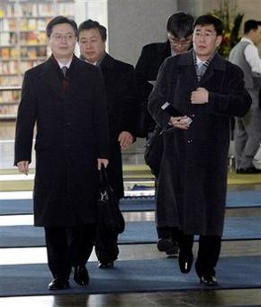 South Korea's No. 2 nuclear envoy to the DPRK disarmament talks, Hwang Joon-kook, front left, leaves with other members for DPRK via Beijing at Incheon International Airport in Incheon, west of Seoul, South Korea, Wednesday, Jan. 14, 2009.(AP Photo/ Lee Jin-man)