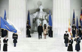 U.S. President-elect Barack Obama and his wife Michelle arrive at the 'We Are One' Inaugural Celebration at the Lincoln Memorial in Washington, January 18, 2009.(Xinhua/Reuters Photo)