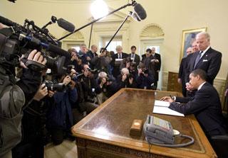 U.S. President Barack Obama signs an executive order closing the military prison at the U.S. military base in Guantanamo, Cuba, in the Oval Office on second official day at White House in Washington, January 22, 2009. (Xinhua/Reuters Photo)