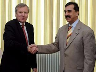 Pakistani Prime Minister Yousuf Raza Gilani (R) shakes hands with NATO Secretary General Jaap de Hoop Scheffer in Islamabad on January 22.(AFP/Aamir Qureshi)