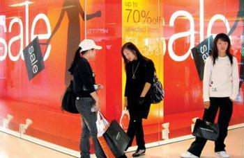 Visitors take a rest in a shopping mall in Hong Kong January 30, 2009. [China Daily]