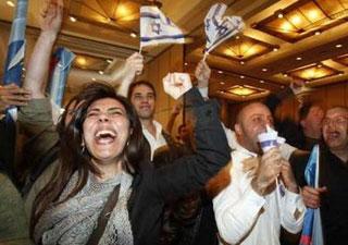 Israeli Kadima party supporters react after hearing exit poll results at the party headquarters in Tel Aviv February 10, 2009.REUTERS/Gil Cohen Magen
