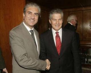 Pakistan's Foreign Minister Shah Mehmood Qureshi (L) shakes hands with his Australian counterpart Stephen Smith at the foreign ministry in Islamabad February 16, 2009.REUTERS/Faisal Mahmood