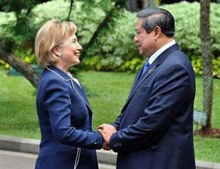 US Secretary of State Hillary Clinton (L) shakes hand with Indonesian President Susilo Bambang Yudhoyono during a meeting at the presidential palace in Jakarta.(AFP/Adek Berry)