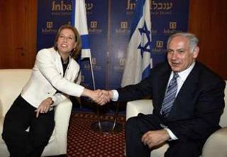 Israel's Likud party leader Benjamin Netanyahu (R) shakes hands with Foreign Minister and Kadima party leader Tzipi Livni in Jerusalem February 22, 2009. REUTERS/Ammar Awad