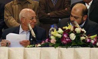 Palestinian negotiator Ahmed Qurei (L) and Hamas deputy leader Moussa Abu Marzouk attend a news conference in Cairo, February 26, 2009.REUTERS/Asmaa Waguih