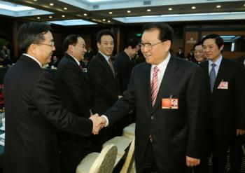 Li Changchun (front R), member of the Standing Committee of the Political Bureau of the Communist Party of China (CPC) Central Committee, shakes hands with a deputy to the Second Session of the 11th National People's Congress (NPC) from southwest China's Sichuan Province, in Beijing, capital of China, March 5, 2009. Li Changchun joined in the panel discussion of Sichuan delegation on the opening day of the Second Session of the 11th NPC. (Xinhua/Huang Jingwen)