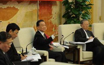 Chinese Premier Wen Jiabao (2nd R) attends the panel discussion of deputies to the Second Session of the 11th National People's Congress (NPC) from central China's Hubei Province, in Beijing, capital of China, March 7, 2009. (Xinhua/Fan Rujun)