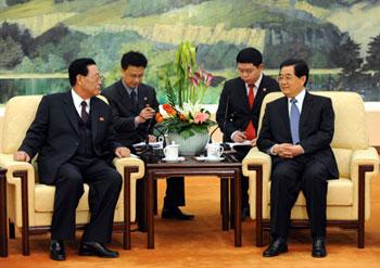 Chinese President Hu Jintao (R Front) meets with Premier of the Democratic People's Republic of Korea (DPRK) Kim Yong Il (L Front) at the Great Hall of the People in Beijing, capital of China, March 19, 2009. (Xinhua/Ma Zhancheng)