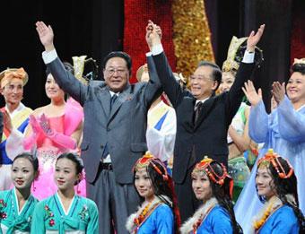 Chinese Premier Wen Jiabao (2nd R, 2nd Line) and his counterpart of the Democratic People's Republic of Korea (DPRK) Kim Yong Il (3rd L, 2nd Line) wave as they pose for a group photo with performers after the performance for the launch of the China-DPRK Friendship Year in Beijing, capital of China, March 18, 2009. (Xinhua/Ma Zhancheng)