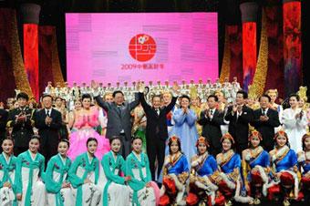 Chinese Premier Wen Jiabao (6th R, 2nd Line) and his counterpart of the Democratic People's Republic of Korea (DPRK) Kim Yong Il (4th L, 2nd Line) wave as they pose for a group photo with performers after the performance for the launch of the China-DPRK Friendship Year in Beijing, capital of China, March 18, 2009. (Xinhua/Li Tao)