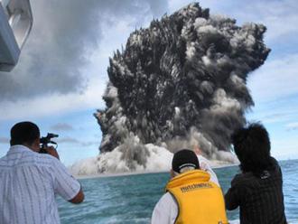 Spectators watch as an undersea volcano erupts off the coast of Tonga, tossing clouds of smoke, steam and ash thousands of feet (meters) into the sky above the South Pacific ocean, Wednesday, March 18, 2009. The eruption was at sea about 6 miles (10 kilometers) from the southwest coast off the main island of Tongatapu, an area where up to 36 undersea volcanoes are clustered.(Xinhua/AFP Photo)