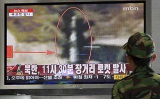 A South Korean soldier watches a TV news report on DPRK's rocket launch, at a railway station in Seoul April 5, 2009. DPRK launched a long-range rocket over Japan on Sunday. (Xinhua/Reuters Photo)