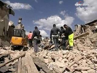 Following Monday's devastating quake, the aftershocks destroyed more buildings and sent panicked residents into the streets.(CCTV.com)