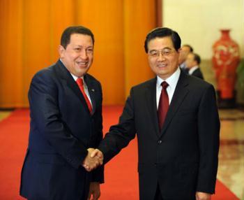 Chinese President Hu Jintao (R) meets with Venezuelan President Hugo Chavez at the Great Hall of the People in Beijing, capital of China, on April 8, 2009.(Xinhua/Rao Aimin)