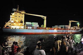 The Maersk Alabama prepare to dock at the Mombassa port in Kenya, Saturday, April 11, 2009.(Xinhua/AFP Photo)