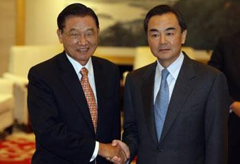 Wang Yi (R), director of the Taiwan Work Office of the Central Committee of the Communist Party of China, meets with Taiwan-based Straits Exchange Foundation (SEF) Chairman Chiang Pin-kung in Nanjing, capital of east China's Jiangsu Province, April 26, 2009. (Xinhua/Xing Guangli)