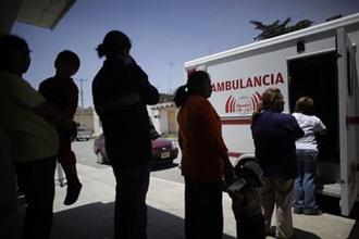 People line up to to get medical attention in La Gloria, Mexico, Tuesday, April 28, 2009.(AP Photo/Alexandre Meneghini)