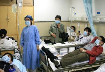 Some patients are seen at the fever diagnosis ward of Shanghai East Hospital in Shanghai, east China, May 3, 2009. Shanghai East Hospital opened fever diagnosis ward and express way for the fever patients for preventing influenza A/H1N1.(Xinhua/Chen Fei)