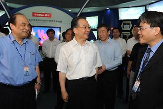 Chinese Premier Wen Jiabao (C) visits Xiamen Overseas Chinese Electronic Co., Ltd. in Xiamen, a coastal city in southeast China's Fujian Province, May 8, 2009. Premier Wen Jiabao made an inspection tour in Xiamen on May 8. (Xinhua/Li Xueren)