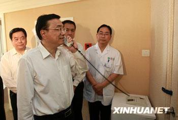 Vice Premier Li Keqiang visited the patient cofirmed with the a/H1N1 virus in Chengdu Infectious Disease Hospital on behalf of Chinese President Hu Jintao and Premier Wen Jiabao.