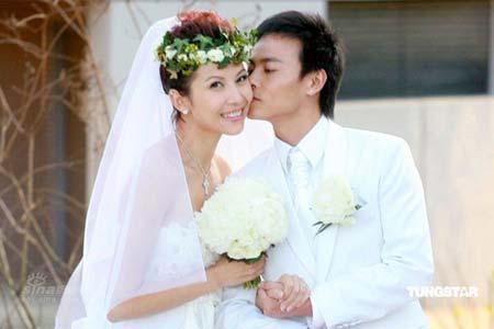 Zhang Jin kisses Ada Choi at their wedding ceremony in Hong Kong on Saturday, January 12, 2008. [Photo: TUNGSTAR/sina.com]