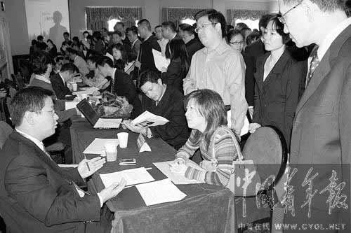 On December 13, a job fair was held in New York by a Shanghai work team to recruit high-level financial professionals. The fair was overwhelmed by a huge number of job seekers.