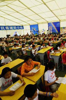 Students are having classes in tent school in Mianyang, Sichuan. (Photo: sina.com)