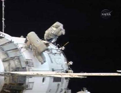 International Space Station (ISS) Commander Mike Fincke (L) and Flight Engineer Yury Lonchakov work outside the Russian segment of the station during their spacewalk from the orbiting laboratory in this March 10, 2009 image from NASA TV. (Xinhua/Reuters Photo)