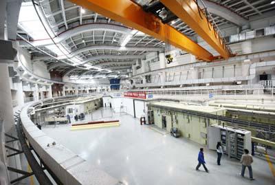 The photo taken on March 16, 2009 shows the interior of the Shanghai Synchrotron Radiation Facility (SSRF) project in Shanghai, east China. The 1.2 billion yuan (175 million U.S. dollars) synchrotron radiation project in Shanghai will be completed and put into use in late April, researchers said on Sunday. The SSRF is a third-generation synchrotron radiation light source that will serve as great tools for Chinese scientific research and industry community. (Xinhua