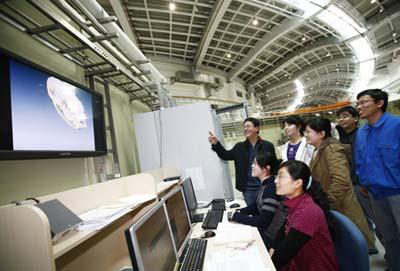 Researchers do experiment at the Shanghai Synchrotron Radiation Facility (SSRF) project in Shanghai, east China, March 16, 2009. (Xinhua Photo)