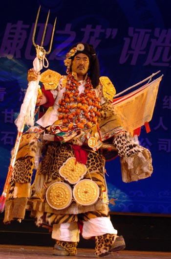 这是在"康巴汉子"评选大赛中获得一等奖的甘孜藏族自治州选手四郎邓珠