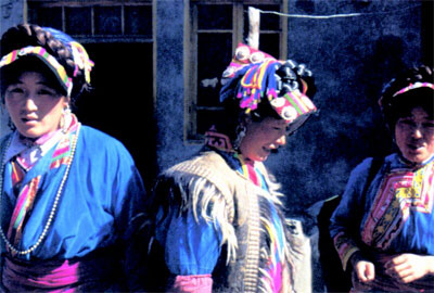 羌族男子服饰较为统一,多着长衫,袍,长裤,缠头帕或戴皮裘帽.