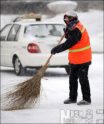 街头环卫工人扫雪