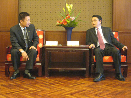 5月4日下午,县委书记陈瑞喜在台北圆山大饭店分别会见了前来参加