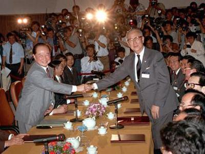 1993年4月27日至29日,海协会会长汪道涵与海基会董事长辜振甫在新加坡