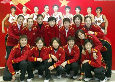 2004年1月9日,中国女篮队员在新闻发布会上合影.