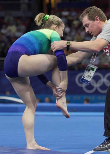 加拿大顶级体操运动员埃米莉·福尼在训练时脚踝受伤(一)