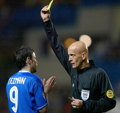 2005年3月8日,意大利著名"光头裁判"科里纳(右)在比赛中对