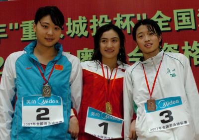 广东选手陈燕燕(中,山东选手高畅(左)和广东选手李卓玥在颁奖仪式上